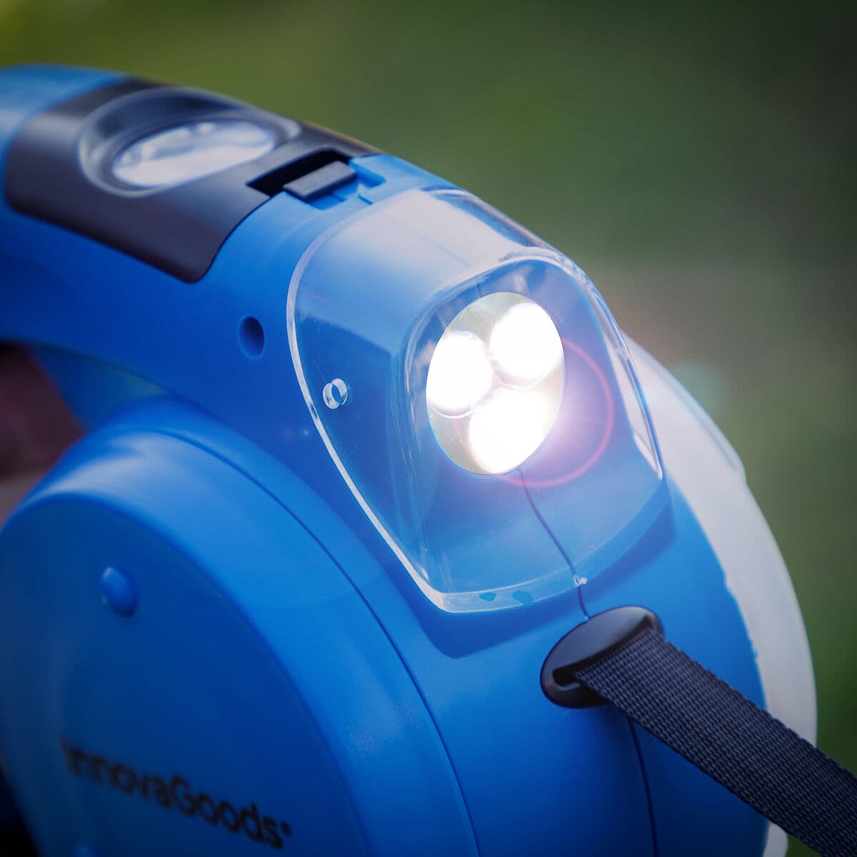 6-in-1 Retractable Dog Leash with LED Light - Vista 2